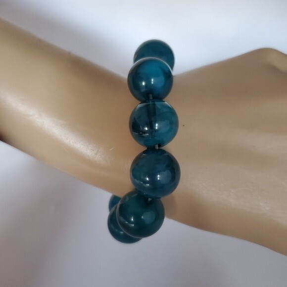 Green Stretch Bracelet 6.5 inches - Picture 2 of 6